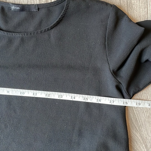 Gibson dressy black top with ruffled sleeve and sharkbite hem. - Picture 4 of 7